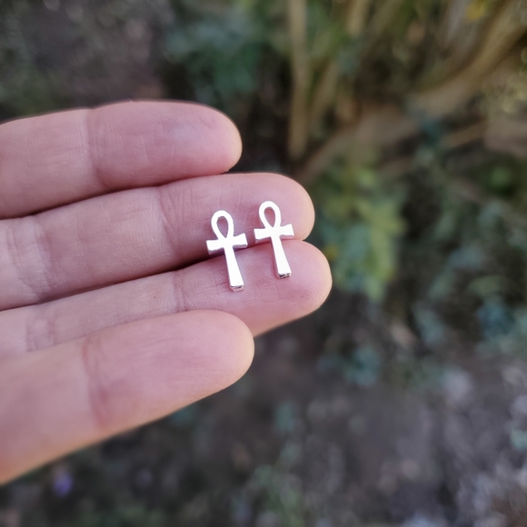 NWOT Silver Ankh Cross Stud Earrings - Picture 5 of 13